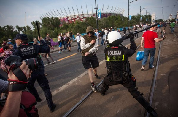 Những hình ảnh không đáng có ở VCK Euro 2012