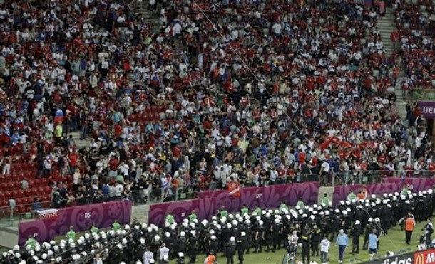 Thế nên, khi vào sân, cảnh sát phải tập trung cao độ.