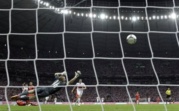 Điều phải đến đã đến. Thủ môn của Nga bó tay trước cú sút của Blaszczykowski.