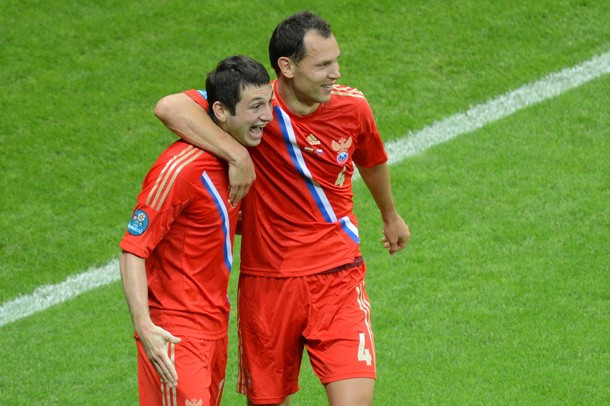 Nhưng Nga là đội mở tỷ số trận đấu. Anh lại là Dzagoev.