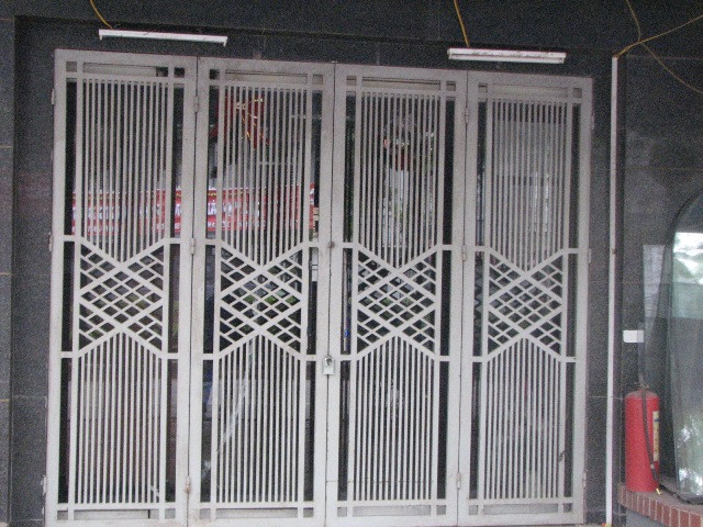 Cửa ngoài cửa hàng đồ gỗ Hoàng Hải vẫn khóa chặt