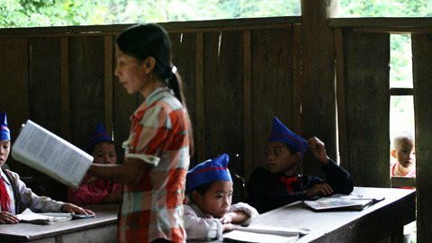 Dãy nhà gỗ của trường xuống cấp đã lâu, thỉnh thoảng nhớ mẹ, An lại nhòm qua khoảng hở nơi một tấm gỗ hỏng đã được gỡ bỏ. Dãy nhà gỗ của trường xuống cấp đã lâu, thỉnh thoảng nhớ mẹ, An lại nhòm qua khoảng hở nơi một tấm gỗ hỏng đã được gỡ bỏ.