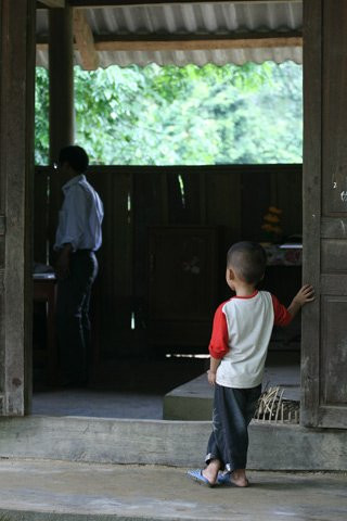 Rồi ghé thăm lớp học kế bên. Rồi ghé thăm lớp học kế bên.