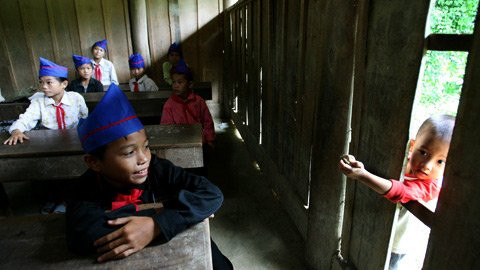 Đôi khi cao hứng, bé An còn còn giao lưu với các anh chị trong lớp. Đôi khi cao hứng, bé An còn còn giao lưu với các anh chị trong lớp.