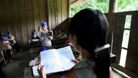 Không ít hôm, cô giáo Thuận phải trông con trong khi vừa dạy học. Nhưng không vì thế mà ảnh hưởng đến chất lượng dạy và học của lớp 5A. Không ít hôm, cô giáo Thuận phải trông con trong khi vừa dạy học. Nhưng không vì thế mà ảnh hưởng đến chất lượng dạy và học của lớp 5A.