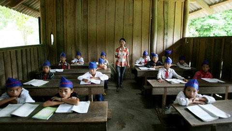 Lớp 5A cô Thuận chủ nhiệm hầu hết là con em người dân tộc Thái ở xã Đồng Văn. Lớp 5A cô Thuận chủ nhiệm hầu hết là con em người dân tộc Thái ở xã Đồng Văn.