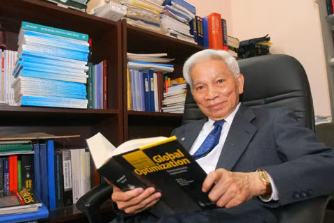 GS Hoàng Tụy làm việc tại nhà riêng. Ảnh HC