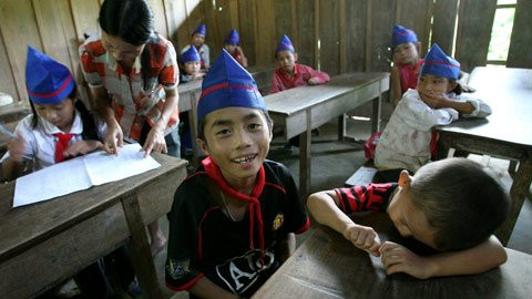 Chỉ trong giờ ra chơi, bé An mới được mẹ cho phép vào trong phòng học. Chỉ trong giờ ra chơi, bé An mới được mẹ cho phép vào trong phòng học.