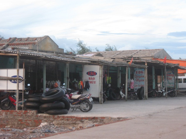 Theo lời kể của một tài xế taxi nơi đây, những ki-ốt như thế này luôn có từ 2 đến 3 nhân viên nữ phục vụ khách làng chơi "hành lạc" Theo lời kể của một tài xế taxi nơi đây, những ki-ốt như thế này luôn có từ 2 đến 3 nhân viên nữ phục vụ khách làng chơi "hành lạc"