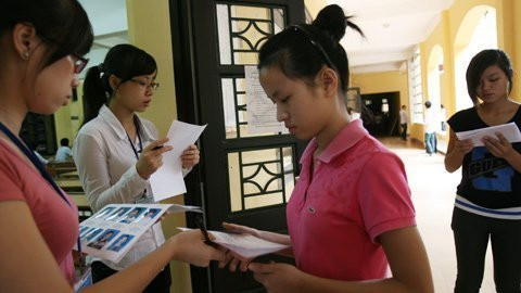 Thí sinh vào phòng th Thí sinh vào phòng th