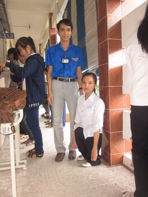 Kim Tiền đứng lọt thỏm trong đám đông thí sinh thi tại phòng thi 46 (điểm thi Trường ĐH Tiền Giang)