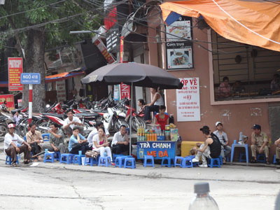 Tại quán nước trước cổng ĐH Văn hóa, một chai nước Lavie 0,5l được hét 20 nghìn đồng