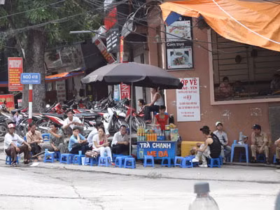 Tại quán nước trước cổng ĐH Văn hóa, một chai nước Lavie 0,5l được hét 20 nghìn đồng