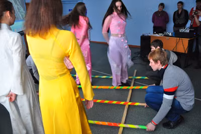 Nữ sinh Nga làm nem rán, nhảy sạp và mặc áo dài Việt Nam ảnh 3