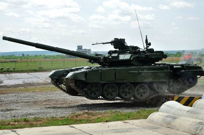 Để có màn trình diễn ấn tượng, các phương tiện này phải thực hiện vượt qua các chướng ngại vật, leo dốc, lội nước và đặc biệt là phải phối hợp với nhau thật nhịp nhàng.