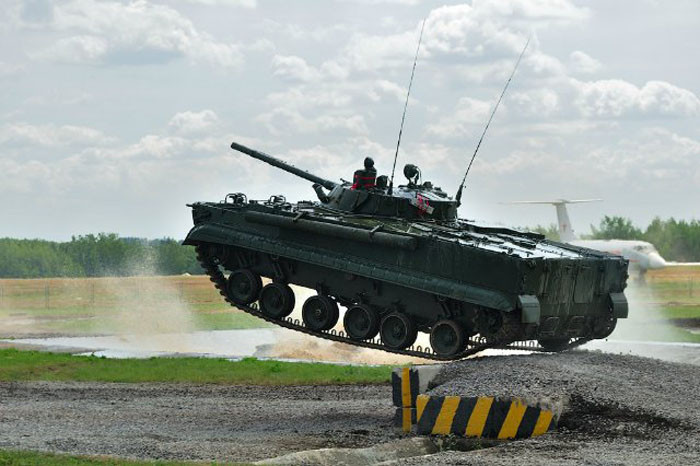 Trong thời gian diễn ra triển lãm, các màn trình diễn dạng sân khấu mang tên "Vô địch và huyền thoại" với sự tham gia của các phương tiện chiến đấu hiện đại sẽ được tổ chức ngay tại khuôn viên triển lãm.