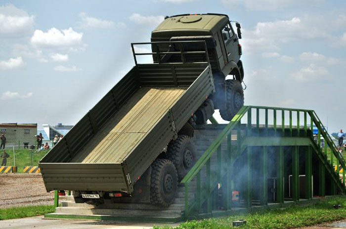 Chương trình "Vô địch và huyền thoại" sẽ có sự tham gia có 30 phương tiện quân sự và dân sự như siêu tăng T-90SM, xe bọc thép chở quân BMP, BTR, xe tải Ural…