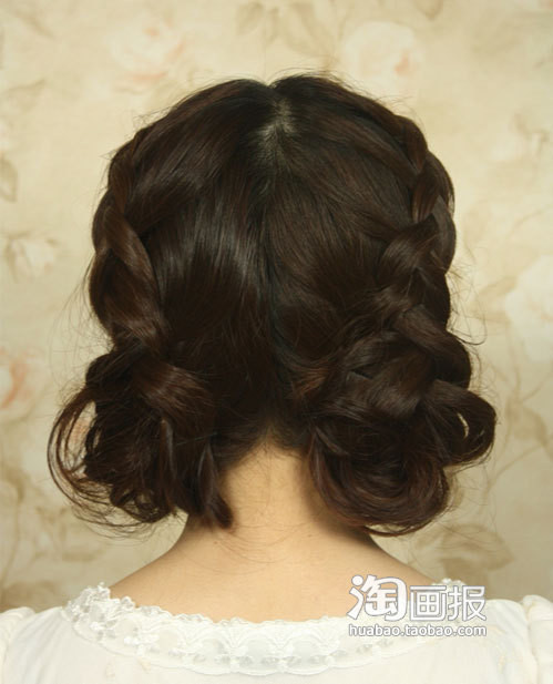 Sau đó chia thành hai phần trái phải, tết từ trên cao xuống, phần dưới đuôi cuốn lên ở phía dưới như hình mẫu. Sau đó chia thành hai phần trái phải, tết từ trên cao xuống, phần dưới đuôi cuốn lên ở phía dưới như hình mẫu.