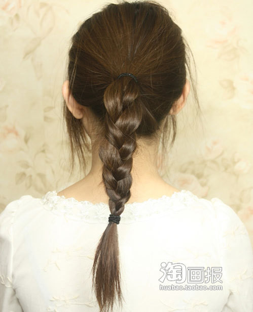 Tết tóc từ trên xuống chỉ để lại một đoạn nhỏ dưới đuôi. Tết tóc từ trên xuống chỉ để lại một đoạn nhỏ dưới đuôi.