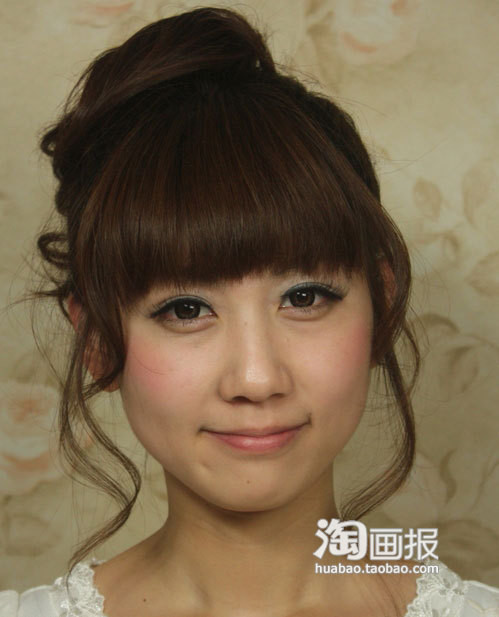 Hai bên vành tai trừ lại một phần tóc ngắn, sau khi hoàn thành phía sau thì làm xoăn nhẹ ở hai bên. Hai bên vành tai trừ lại một phần tóc ngắn, sau khi hoàn thành phía sau thì làm xoăn nhẹ ở hai bên.