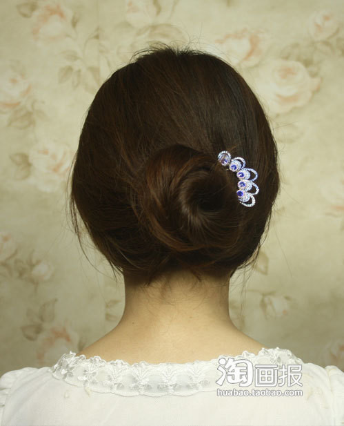 Cuối cùng lấy phần tóc phía dưới quấn đè lên trên phần tóc vừa được quấn xong, dùng kẹp cố định lại và cài thêm một chiếc kẹp đá vừa đẹp vừa quý phái. Cuối cùng lấy phần tóc phía dưới quấn đè lên trên phần tóc vừa được quấn xong, dùng kẹp cố định lại và cài thêm một chiếc kẹp đá vừa đẹp vừa quý phái.