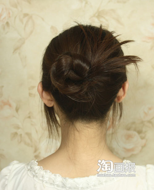 Sau khi tết tóc thì tiếp tục quấn lên thành một bối. Sau khi tết tóc thì tiếp tục quấn lên thành một bối.