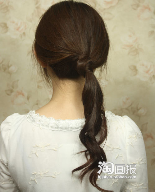 Lấy phần tóc phía trên quấn quanh dây buộc phía dưới. Lấy phần tóc phía trên quấn quanh dây buộc phía dưới.