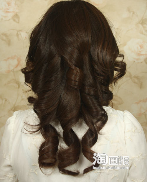 Kiểu 2: Chia tóc thành hai phần trên và dưới rồi chia thành những phần nhỏ để uốn tóc thành lọn to. Kiểu 2: Chia tóc thành hai phần trên và dưới rồi chia thành những phần nhỏ để uốn tóc thành lọn to.