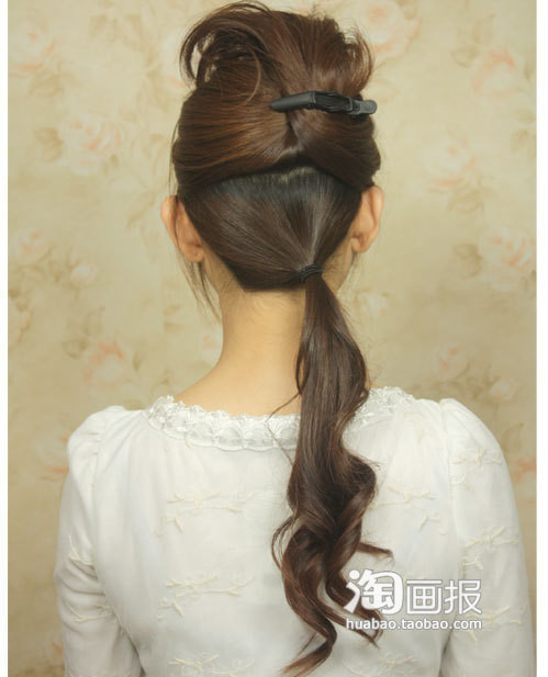 Sau đó lại lấy thêm một phần tóc vừa được làm xoăn kẹp lên cao cùng phần tóc lúc trước, còn phần tóc còn lại thì buộc gọn hơi lệch sang một bên. Sau đó lại lấy thêm một phần tóc vừa được làm xoăn kẹp lên cao cùng phần tóc lúc trước, còn phần tóc còn lại thì buộc gọn hơi lệch sang một bên.