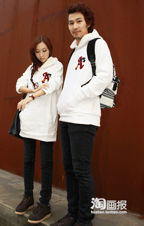 Quần jeans đen và áo trắng, sự kết hợp cổ điển nhưng hiệu quả.