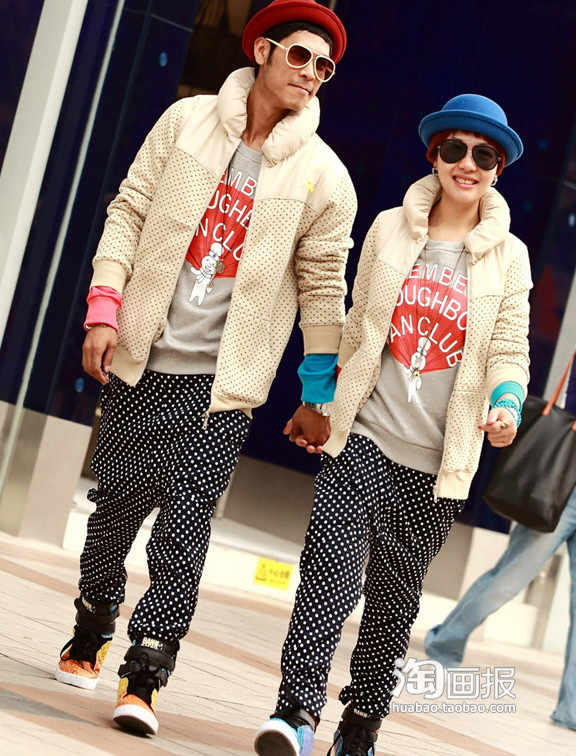 Phối hợp hài hòa của trang phục đồ đôi mùa đông, trẻ trung với quần, áo và mũ.