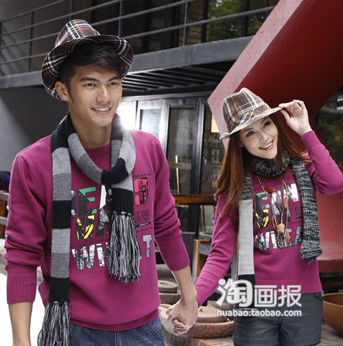 Cặp đôi của bạn cũng sẽ rất ngọt ngào nếu trong ngày xuân ấp áp diện cho mình những chiếc áo len mỏng màu tím cùng chiếc khăn quàng cổ nhẹ.