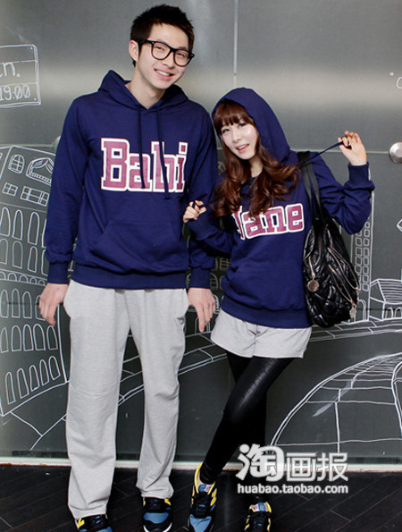 Cùng phong cách và màu sắc của trang phục, nhưng bạn gái sẽ rất dễ thương nếu kết hợp áo nỉ, quần tất và quần soóc, bạn trai sẽ rất nam tính với quần thể thao ống rộng.