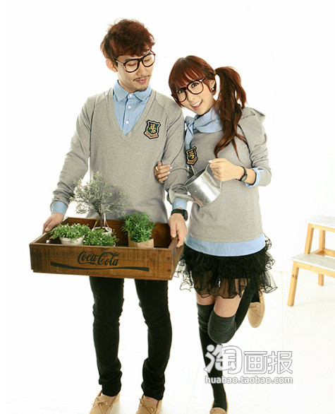 Thanh lịch và trang nhã cho những cặp đôi yêu nhau khi phối hợp áo len với áo sơ mi phong cách và hiện đại.