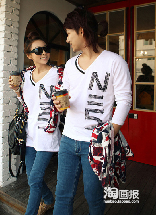 Đơn giản chỉ là sự kết hợp giữa áo phông và quần jean, nhưng thiết kế cổ chữ V cùng họa tiết hình chữ và thêm chiếc khăn quàng cũng sẽ khiến đôi tình nhân nổi bật mỗi nơi xuất hiện.