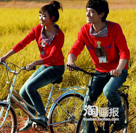 Cùng vận động tràn đầy sức sống và năng động với quần bò vào áo phông đỏ cách điệu.