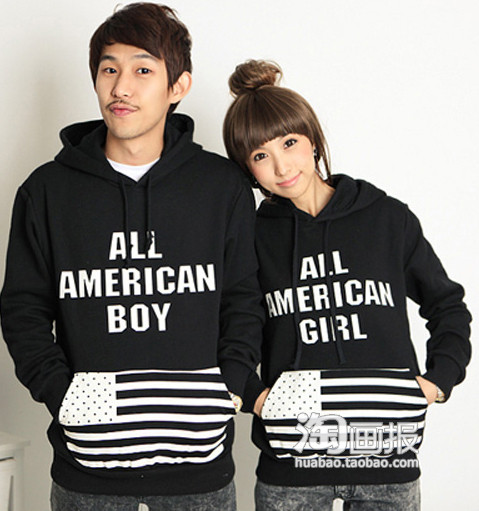 Áo nỉ dễ thương, đơn giản nhưng thời trang giúp cho đôi tình nhân nổi bật giữa đám đông.