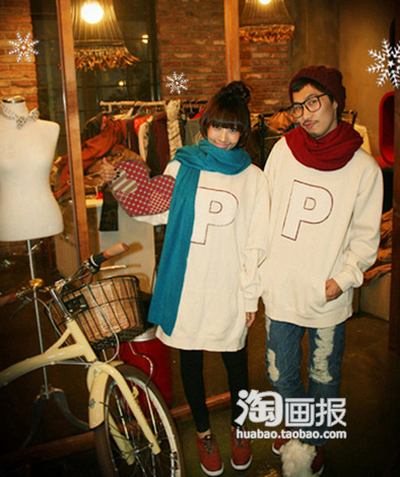 Đồ đôi chính là sự kết hợp hài hòa giữa phong cách của nam và nữ, áo phông dài giống nhau nhưng sẽ mang đến cho mỗi phái một phong cách khác nhau.