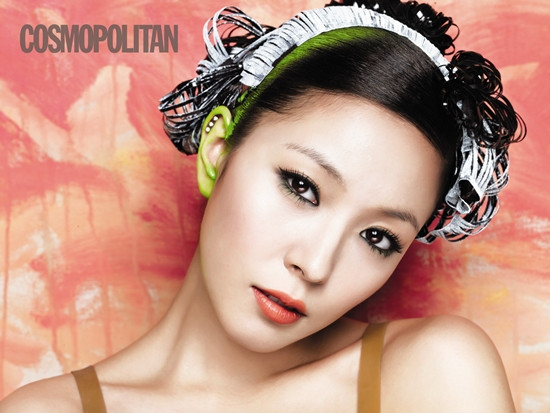 “Công chúa nhạc pop” BoA không chỉ nổi tiếng bởi tài năng mà bên cạnh đó cô còn sở hữu một vẻ đẹp tinh khôi. Đôi môi của cô không đầy đặn song cô đã biết "phù phép" cho nó luôn tươi mới với những màu son nổi bật và nụ cười chứa "sét".