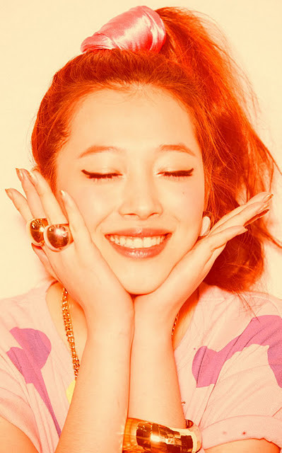 Sở hữu “đôi mắt biết cười” cô nàng Sulli’f(x) luôn luôn cho thấy hình ảnh trẻ trung và xinh tươi của mình. Cô luôn biết trang điểm cho đôi môi của mình trông ngọt ngào như viên kẹo.