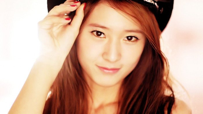 Cô út Krystal’f(x) thân thiện và quen thuộc với vai diễn cô em gái dễ thương trong “high kick 3”. Bờ môi vừa phải, mép môi "vểnh" lên và nụ cười tự tin đã đưa cô lọt vào top những cô nàng Showbiz có đôi môi gợi cảm nhất Hàn Quốc.