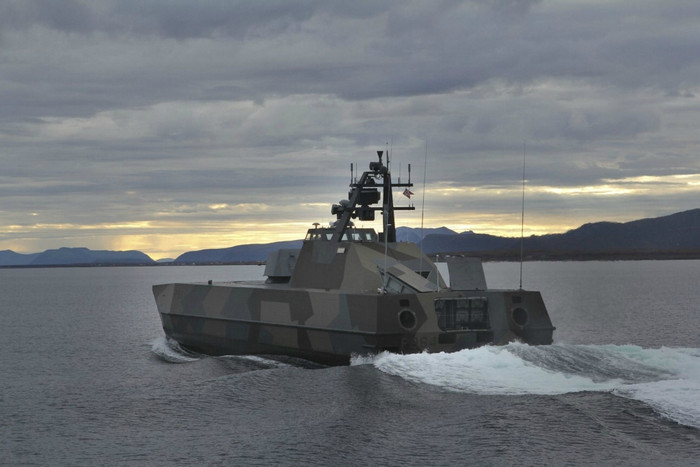 Đây là tàu tàng hình mang tên lửa lớp Skjold thứ 4 mà DCNS chuyển giao cho Hải quân Na Uy. Chiến hạm đầu tiên lớp Skjold – KNM Storm (P961) đã được chuyển giao cho phía Na Uy tháng 9/2010. Đây là tàu tàng hình mang tên lửa lớp Skjold thứ 4 mà DCNS chuyển giao cho Hải quân Na Uy. Chiến hạm đầu tiên lớp Skjold – KNM Storm (P961) đã được chuyển giao cho phía Na Uy tháng 9/2010.