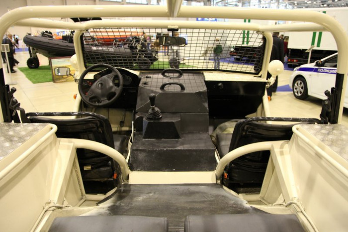 Triển lãm Interpolitex năm nay giới thiệu các thiết bị mới và các giải pháp giúp trang bị tái kỹ̃ thuật cho các cơ quan thực thi pháp luật và đặc nhiệm mà hoạt động liên quan trực tiếp đến việc đảm bảo an ninh quốc gia. Triển lãm này cũng góp phần thúc đẩy sự phát triển quan hệ kinh doanh giữa các doanh nghiệp Nga và nước ngoài. Trong ảnh là xe bọc thép kháng mìn Okhotnik. Triển lãm Interpolitex năm nay giới thiệu các thiết bị mới và các giải pháp giúp trang bị tái kỹ̃ thuật cho các cơ quan thực thi pháp luật và đặc nhiệm mà hoạt động liên quan trực tiếp đến việc đảm bảo an ninh quốc gia. Triển lãm này cũng góp phần thúc đẩy sự phát triển quan hệ kinh doanh giữa các doanh nghiệp Nga và nước ngoài. Trong ảnh là xe bọc thép kháng mìn Okhotnik.