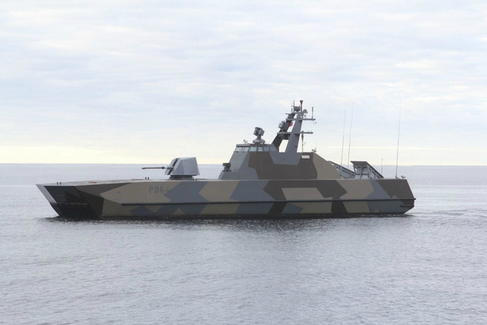 Chiến hạm lớp Skjold được trang bị 8 tên lửa đối hạm Kongsberg SSM, tên lửa phòng không Mistral, hải pháo bắn nhanh Oto Breda 76 mm và súng máy 12,7 mm. Chiến hạm lớp Skjold được trang bị 8 tên lửa đối hạm Kongsberg SSM, tên lửa phòng không Mistral, hải pháo bắn nhanh Oto Breda 76 mm và súng máy 12,7 mm.