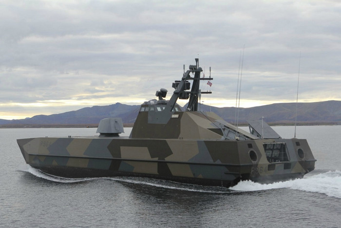 Chiến hạm lớp Skjold mang tên KNM Glimt (P964) được Công ty đóng tàu Pháp DCNS đóng mới với sự tham gia của công ty Na Uy Umoe Mandal and Kongsberg Defence & Aerospace. Chiến hạm lớp Skjold mang tên KNM Glimt (P964) được Công ty đóng tàu Pháp DCNS đóng mới với sự tham gia của công ty Na Uy Umoe Mandal and Kongsberg Defence & Aerospace.