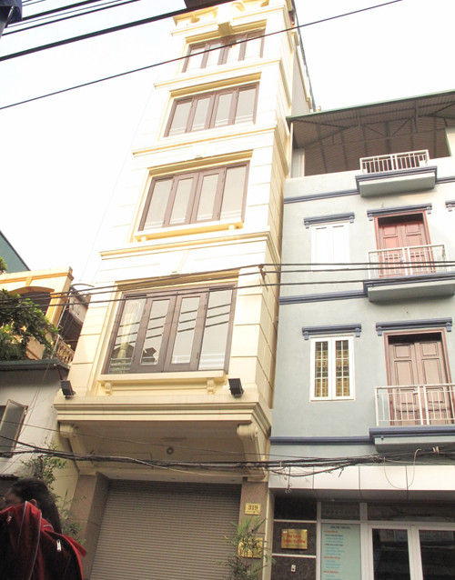 Ngôi nhà này được thuê với giá 125 triệu đồng/tháng, là nơi Trường tiểu học Thăng Long dự định dồn gần 500 học sinh vào học Ngôi nhà này được thuê với giá 125 triệu đồng/tháng, là nơi Trường tiểu học Thăng Long dự định dồn gần 500 học sinh vào học