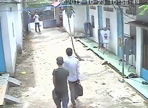 Bình thản xách "chiến lợi phẩm" đi ra như sinh viên.