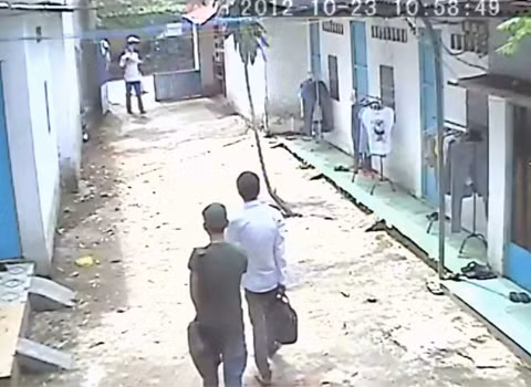 Bình thản xách "chiến lợi phẩm" đi ra như sinh viên.