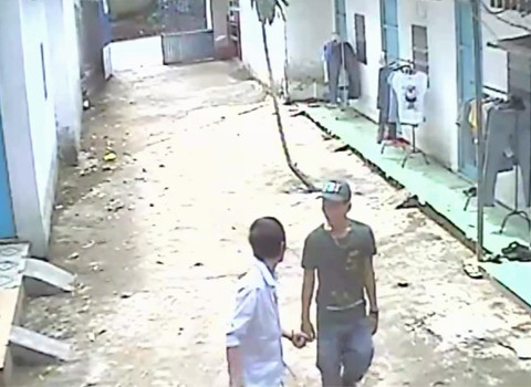 Hai tên bước vào xóm trọ, liên tục đảo mắt canh chừng.