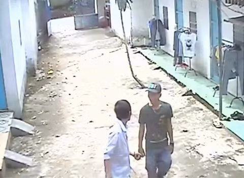 Hai tên bước vào xóm trọ, liên tục đảo mắt canh chừng.